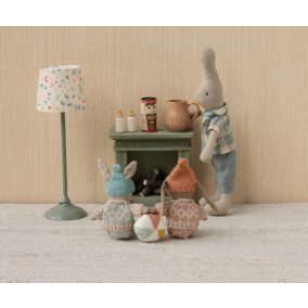 Maileg Téli nyuszi barna sapiban 12 cm