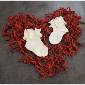 Csipkés rövid zokni masnival - krémfehér