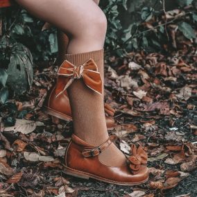 Magasszárú zokni bársony masnival - karamell