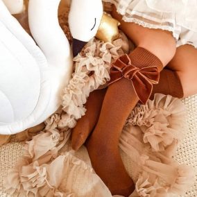 Magasszárú zokni bársony masnival - karamell