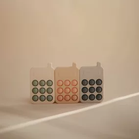 Mushie pukkasztós játék telefon - púderrózsaszín