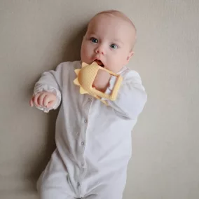 Mushie Kézre húzható rágóka - Napocska