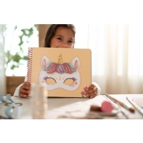 Little Dutch Rosa maszkja dekorkönyv ollóval