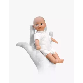 Minikane Tea baba világos szemekkel és kockás hordozóval