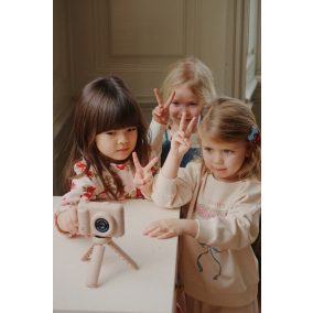   Konges Slojd My First Camera - Gyerek fényképezőgép állvánnyal - Cherry