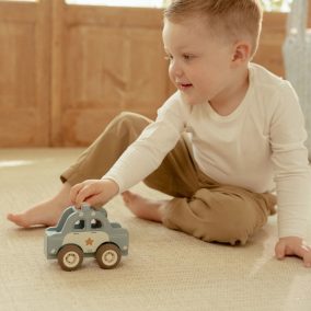 Little Dutch rendőrautó figurával