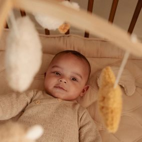   Little Dutch zenélő körforgó natúr fa vázzal - Newborn Naturals