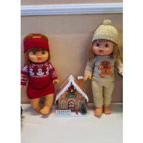   Paola Reina Chloe csukódó szemű baba karácsonyi pulcsiban