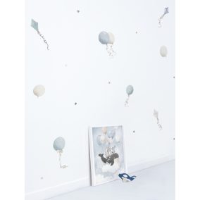 Kék léggömbök és papírsárkányok falmatrica