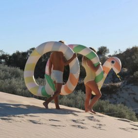   Sunnylife óriás felfújható kígyó - Poolside Sorbet Stripe