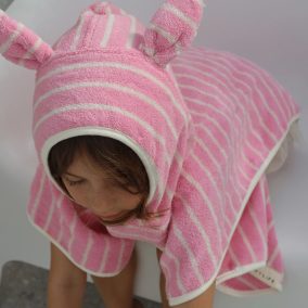 Sunnylife fürdőponcsó - Candy Pink Stripe