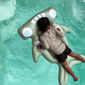 Sunnylife gyerek felfújható matrac - Salty the Shark Khaki