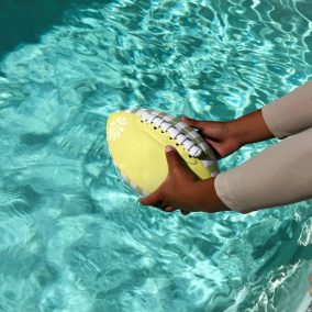   Sunnylife neoprén felfújható rögbi labda - Tides Out Citrus