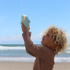 Sunnylife vízspriccelő - Shark Pastel Blue