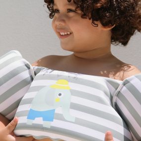   Sunnylife úszómellény karúszóval 3-6 év Eli the Elephant Green Stripe