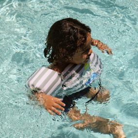   Sunnylife úszómellény karúszóval 3-6 év Eli the Elephant Green Stripe