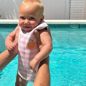   Sunnylife baba neoprén úszóruha - Poppy the Peach Cream - 6–18 hó