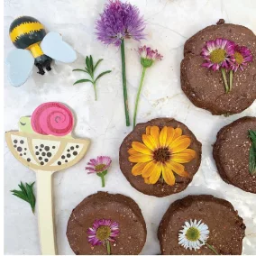 Virágágyás virágokkal és locsolókannával