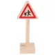 Gyerekek közlekedési tábla fából
