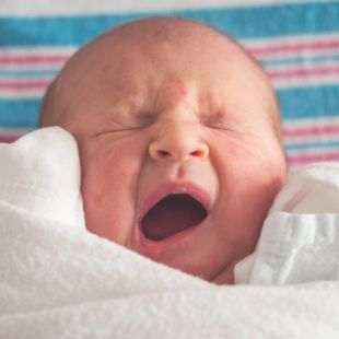 Mikor alussza át a baba az éjszakát?