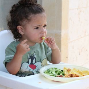 BLW baba: mit jelent? Milyen a BLW módszer?