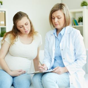 Veszélyeztetett terhesség: okai, kockázatai, jogosultság táppénzre